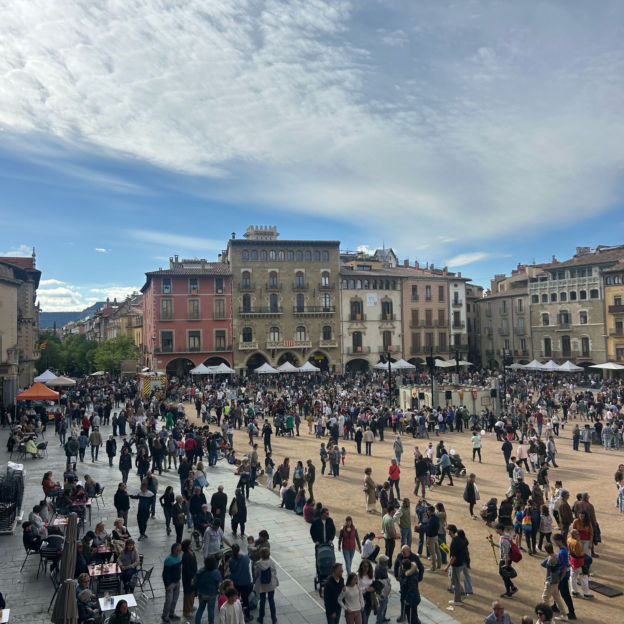 La plaça Major durant la llegenda de Sant Jordi
